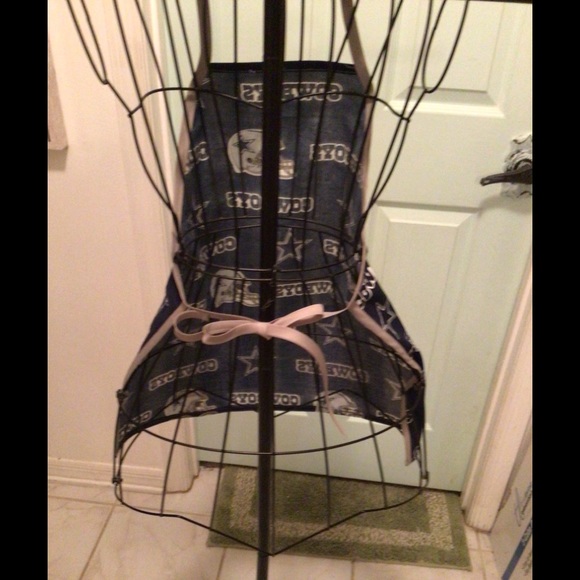 Child size Dallas Cowboys apron - Picture 4 of 5